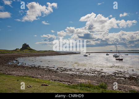 Lindisfarne Castle visto dalla riva a bassa marea Foto Stock