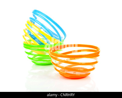 Colorati impilati ciotola divertenti su sfondo bianco Foto Stock