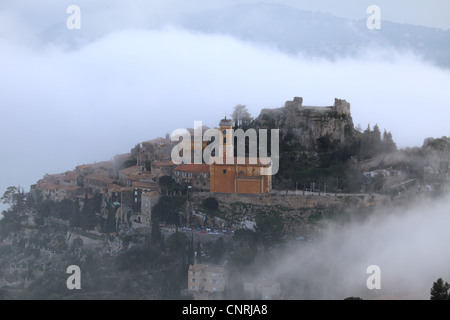 Il borgo arroccato di Eze sopra le nuvole Foto Stock