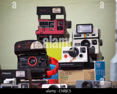 Polaroid Fotocamere per la vendita su un mercato in stallo Foto Stock