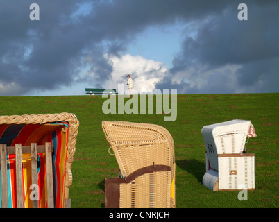 Dyke con sedie a sdraio, sambuco donna a piedi una panca, Germania, Schleswig-Holstein, Dagebuell Foto Stock