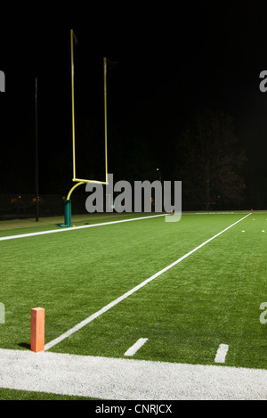 Obiettivo post sul vuoto il campo di calcio Foto Stock