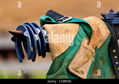 Ferri da cavallo su maniscalchi incudine Foto Stock