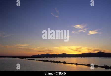 Opere di sale di Ses Salines nella luce della sera, Spagna, Balearen, Ibiza Foto Stock