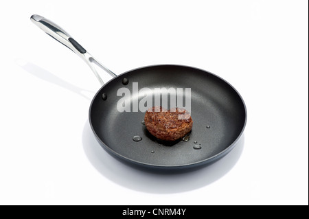 Un cuore a forma di hamburger di manzo in padella Foto Stock