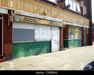 Il degrado urbano in Manchester - saliti fino ai negozi nella zona di Trafford, Nord Ovest Inghilterra Foto Stock