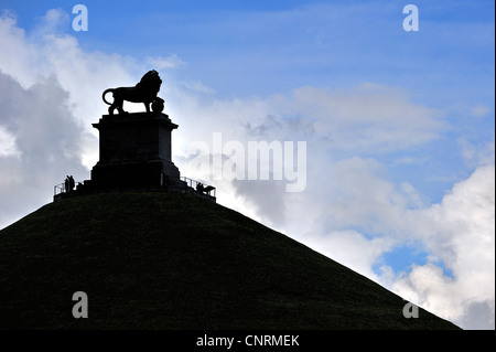 Lion Hill stagliano contro il cielo nuvoloso, monumento in memoria del 1815 Battaglia di Waterloo, Eigenbrakel vicino a Bruxelles, in Belgio Foto Stock