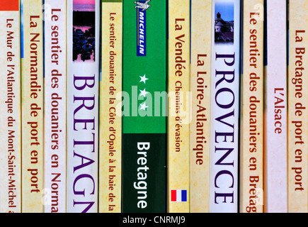 Collezione francese di guide di viaggio e assortimento di guide sulla Francia sulla libreria scaffale Foto Stock