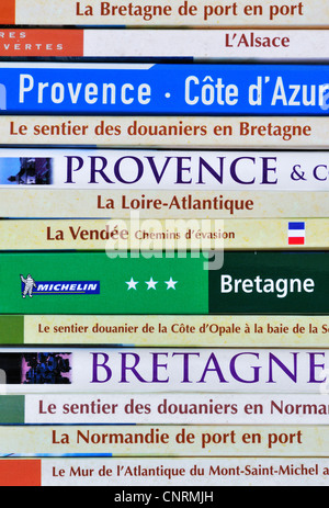 Collezione francese di guide di viaggio e assortimento di guide sulla Francia sulla libreria scaffale Foto Stock