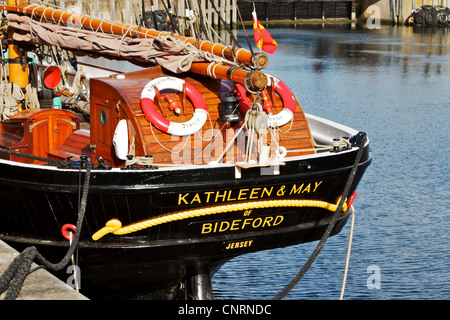 Tall veliero KATHLEEN & maggio, ormeggiata in banchina di inscatolamento, nell'Albert Dock complessa, Liverpool, Merseyside England Regno Unito. Giugno 2 Foto Stock