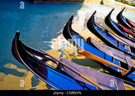 Gondole in un canale. Venezia, Italia. Foto Stock