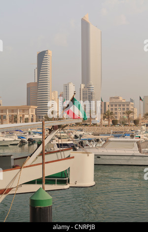 Vista di Kuwait City skyline attraverso Souq Sharq Marina Foto Stock