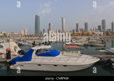 Vista di Kuwait City skyline attraverso Souq Sharq Marina Foto Stock