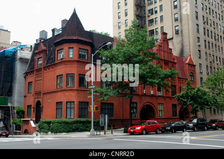 West End Ave, design vittoriano di colore rosso brillante case di mattoni a partire dal 1886, angolo nord-ovest di 78Street e West End Ave. Foto Stock