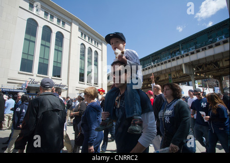 Migliaia di appassionati di arrivare per la casa che per l'assolcatore allo Yankee Stadium di New York borough del Bronx Foto Stock