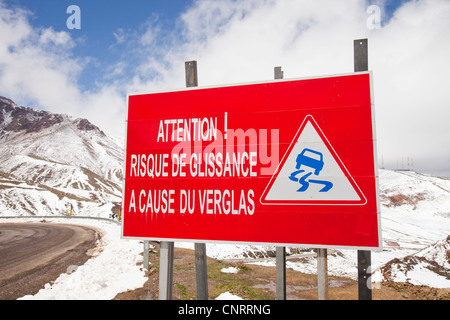 Il Col du Tichka, a 2260 m, la più alta strada in Marocco, attraversa le montagne Atlas. Foto Stock