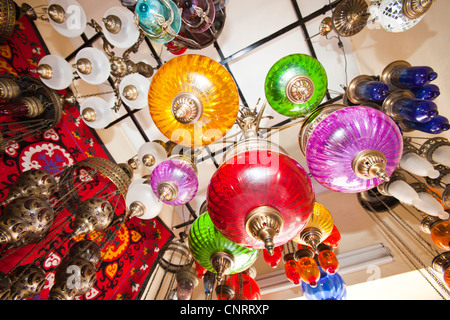 Illuminazione marocchino in un souk di Marrakech, Marocco, Africa del Nord. Foto Stock