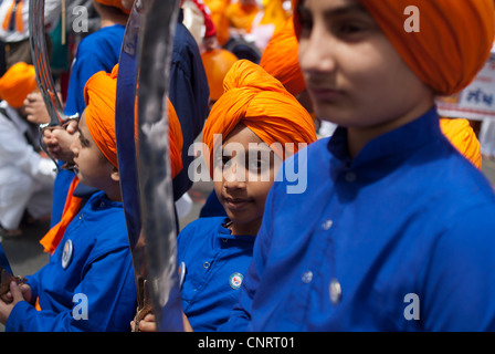 Migliaia di guardare e partecipare al venticinquesimo Sikh annuale parata del giorno in New York Foto Stock