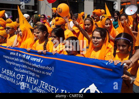 Migliaia di guardare e partecipare al venticinquesimo Sikh annuale parata del giorno in New York Foto Stock