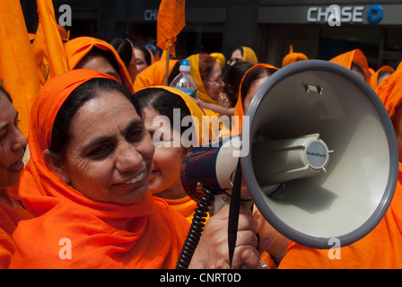 Migliaia di guardare e partecipare al venticinquesimo Sikh annuale parata del giorno in New York Foto Stock