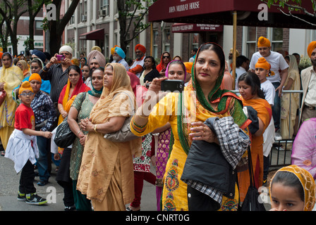 Migliaia di guardare e partecipare al venticinquesimo Sikh annuale parata del giorno in New York Foto Stock