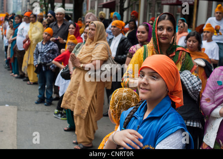 Migliaia di guardare e partecipare al venticinquesimo Sikh annuale parata del giorno in New York Foto Stock