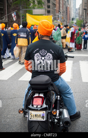 Migliaia di guardare e partecipare al venticinquesimo Sikh annuale parata del giorno in New York Foto Stock