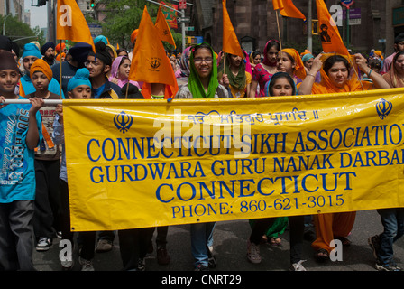 Migliaia di guardare e partecipare al venticinquesimo Sikh annuale parata del giorno in New York Foto Stock