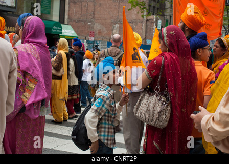 Migliaia di guardare e partecipare al venticinquesimo Sikh annuale parata del giorno in New York Foto Stock