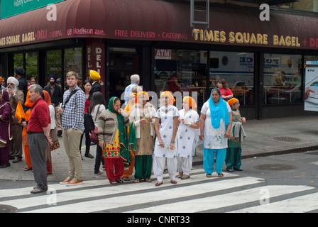 Migliaia di guardare e partecipare al venticinquesimo Sikh annuale parata del giorno in New York Foto Stock