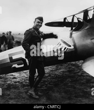 Restaurata digitalmente immagini vettoriali di Eddie Rickenbacker in piedi accanto al suo aereo da combattimento. Foto Stock