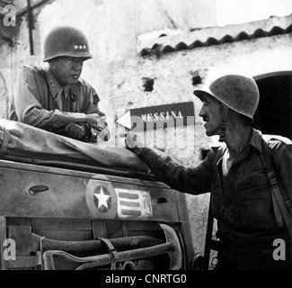 Restaurata digitalmente la foto del vettore del generale George Smith Patton a discutere di strategia militare con un compagno soldato. Foto Stock