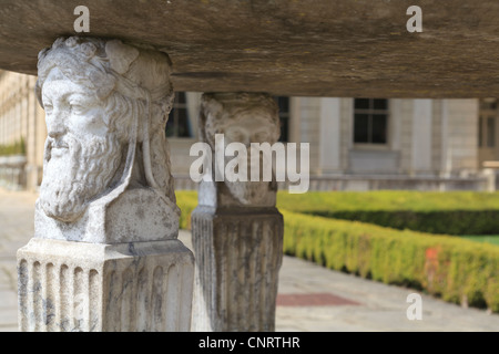 Colonne di marmo con sculture di teste e volti Foto Stock