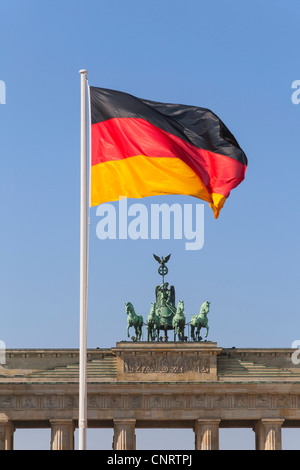 La Porta di Brandeburgo, la Quadriga, bandiera nazionale, Berlino, Germania, Europa Foto Stock