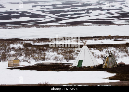 Tenda tradizionale della popolazione Sami nel paesaggio invernale, Norvegia, Penisola Varanger Foto Stock