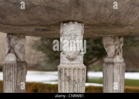 Colonne di marmo con sculture di teste e volti Foto Stock