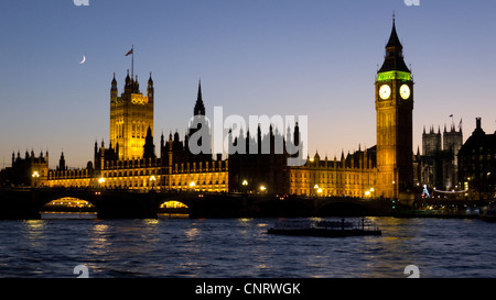 Guardando al di là del fiume Tamigi di Big Ben e le Camere del Parlamento, Londra Foto Stock