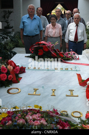 La gente paga rispetto a jugoslavo leader comunista Josip Broz Tito sulla sua tomba nella casa dei fiori (Kuća cveća) a Belgrado in Serbia. Foto Stock