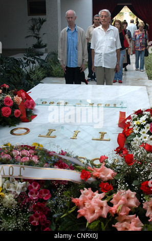 La gente paga rispetto a jugoslavo leader comunista Josip Broz Tito sulla sua tomba nella casa dei fiori (Kuća cveća) a Belgrado in Serbia. Foto Stock