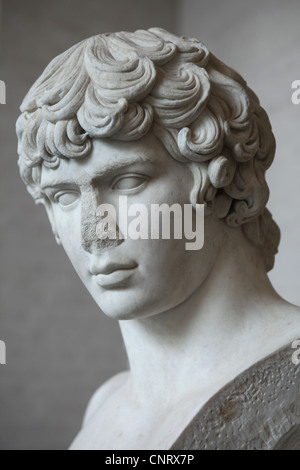 Antinoo. Dei preferiti di imperatore romano Adriano. Busto in marmo da circa 130-135 annuncio sul display nella Glyptothek Museum di Monaco di Baviera, Germania. Foto Stock