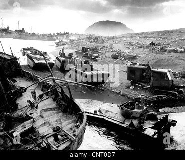 Restaurata digitalmente il vettore foto del devastato relitto sulla spiaggia durante la Battaglia di Iwo Jima. Foto Stock