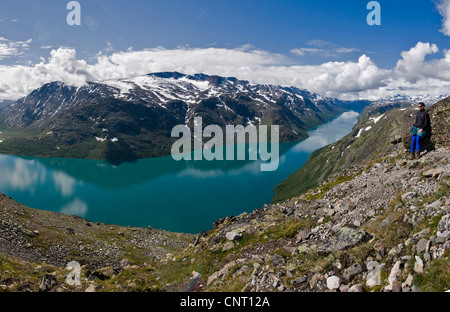Jotunheimen con l'altitudine elevata lago Gjende sul percorso oltre Besseggen, una delle più famose escursioni in montagna in Norvegia Norvegia, Oppland, Gjendesheim Foto Stock
