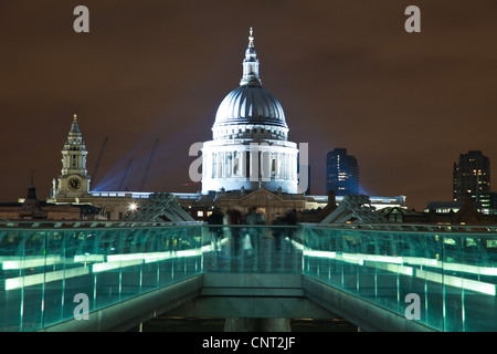 La Cattedrale di St Paul, Londra, il Millennium Bridge, fiume Thames, città capitale del Regno Unito Foto Stock