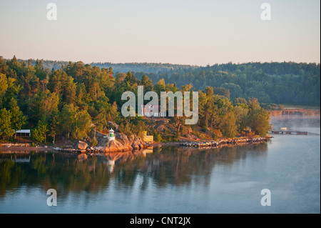 Verde e bianco striato faro Vallersvik (Vallersvik Fyr) sul Mar Baltico, Svezia nell'arcipelago di Stoccolma. Alta Vista dalla cima molti piani più in alto su una nave da crociera di un quasi vista aerea. Foto Stock