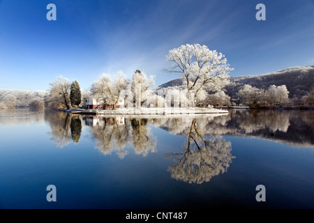 Valle della Ruhr in inverno vicino a Witten con Berger memorial in background, in Germania, in Renania settentrionale-Vestfalia, la zona della Ruhr, Hattingen Foto Stock