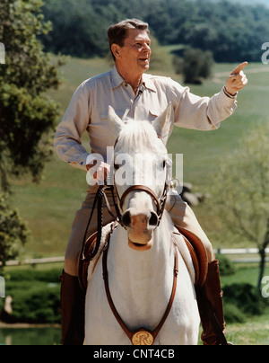 Restaurata digitalmente la foto del vettore del Presidente Ronald Reagan a cavallo. Foto Stock