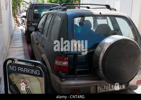 Macchina parcheggiata da nessun segno di parcheggio Foto Stock