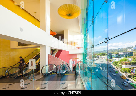 Beverly Hills Centro shopping mall di Los Angeles. Vista dalle scale mobili verso l'angolo di Beverly & San Vicente Blvd Foto Stock