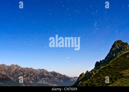 Tracce stellari a Picos de Europa Mountains, Spagna Cantabria, gamma cantabrico, Parco Nazionale Picos de Europa Foto Stock