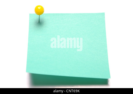 Bianco luce verde riciclare una nota adesiva con giallo pin push Foto Stock